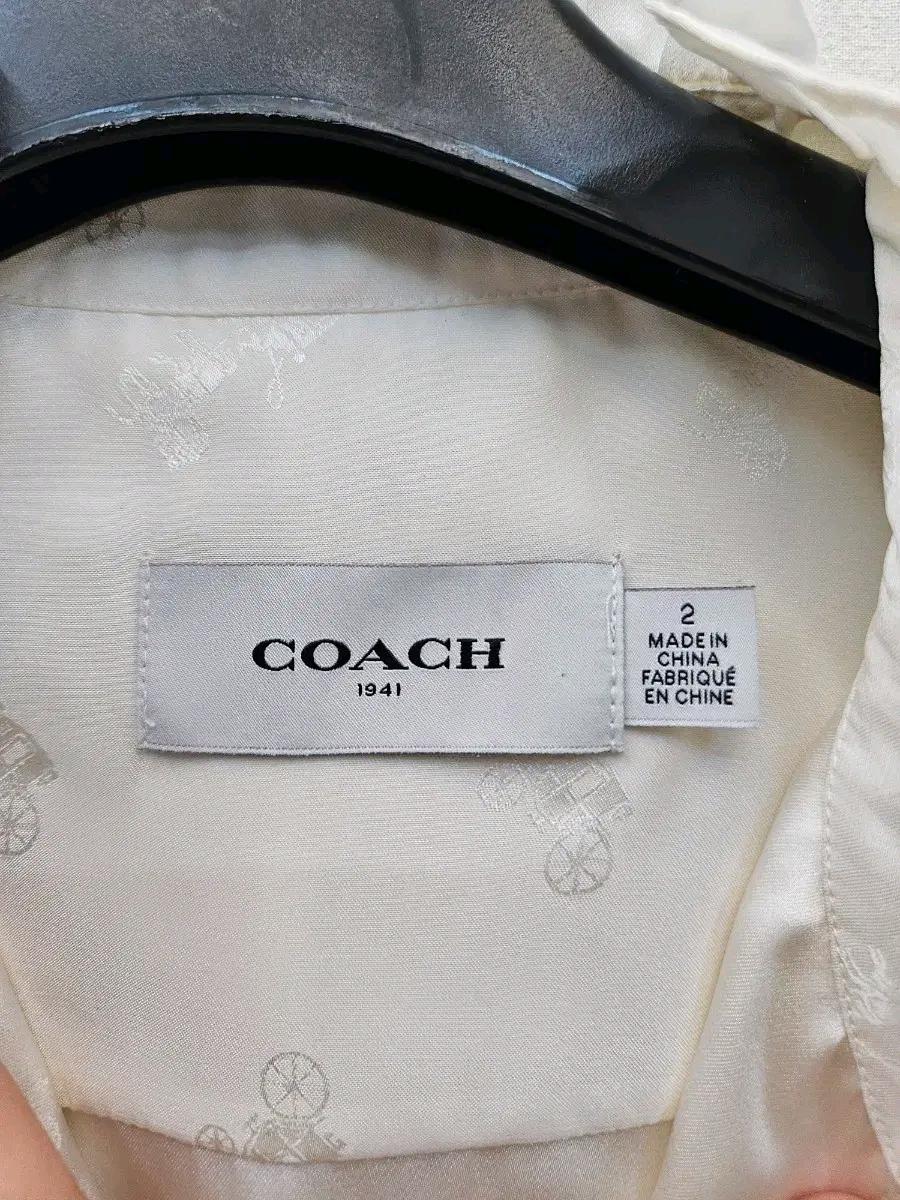 coach 화이트 러플 카라 셔츠 4