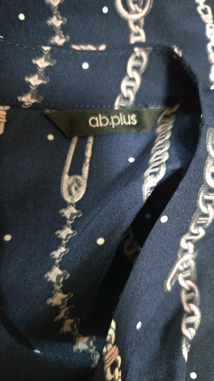 ab.plus 체인 패턴 라운드 블라우스 네이비 3