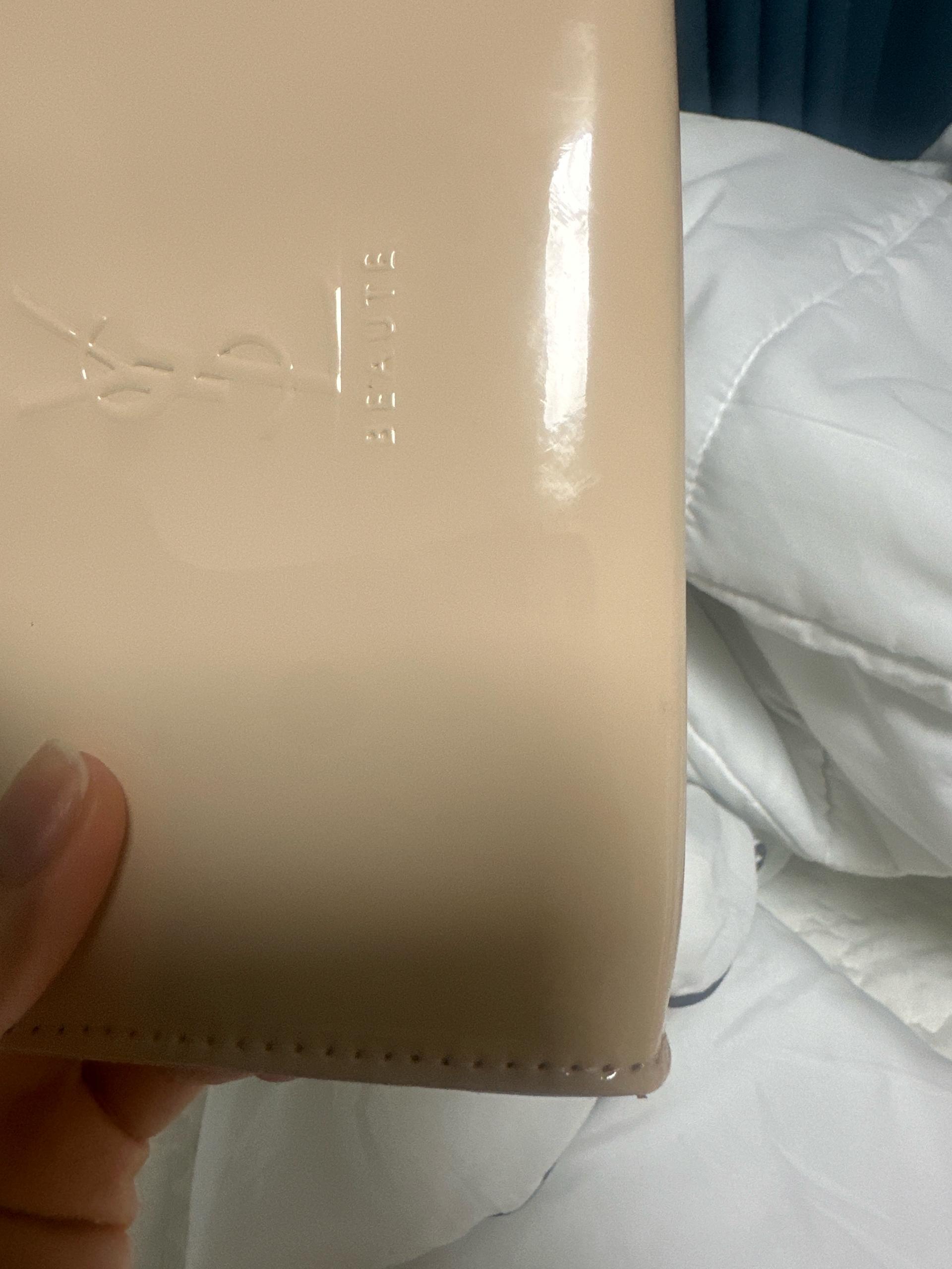 입생로랑 뷰티 에나멜 페이턴트 파우치 베이지 4