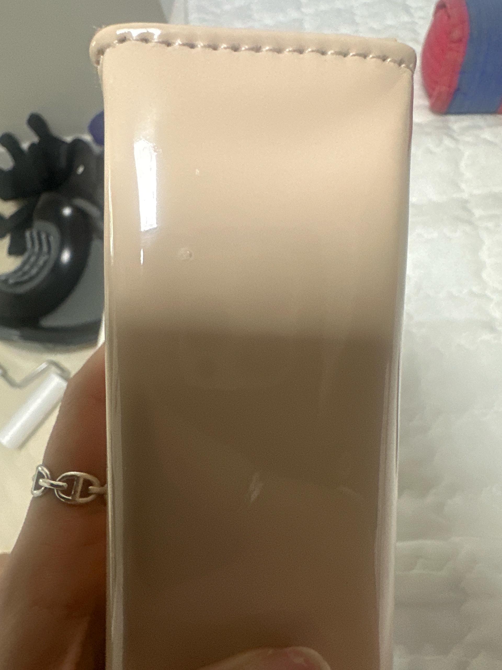 입생로랑 뷰티 에나멜 페이턴트 파우치 베이지 7