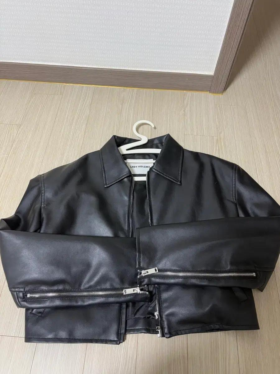 레이디볼륨 비건 레더 크롭 자켓 블랙 6