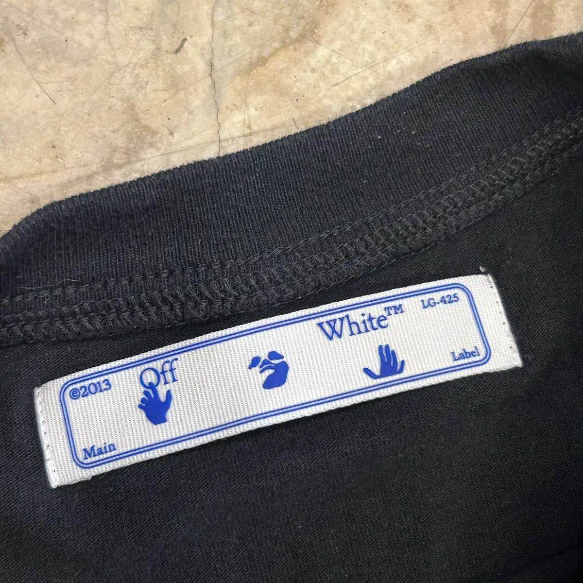 S 오프화이트 블랙 프린팅 반팔 5