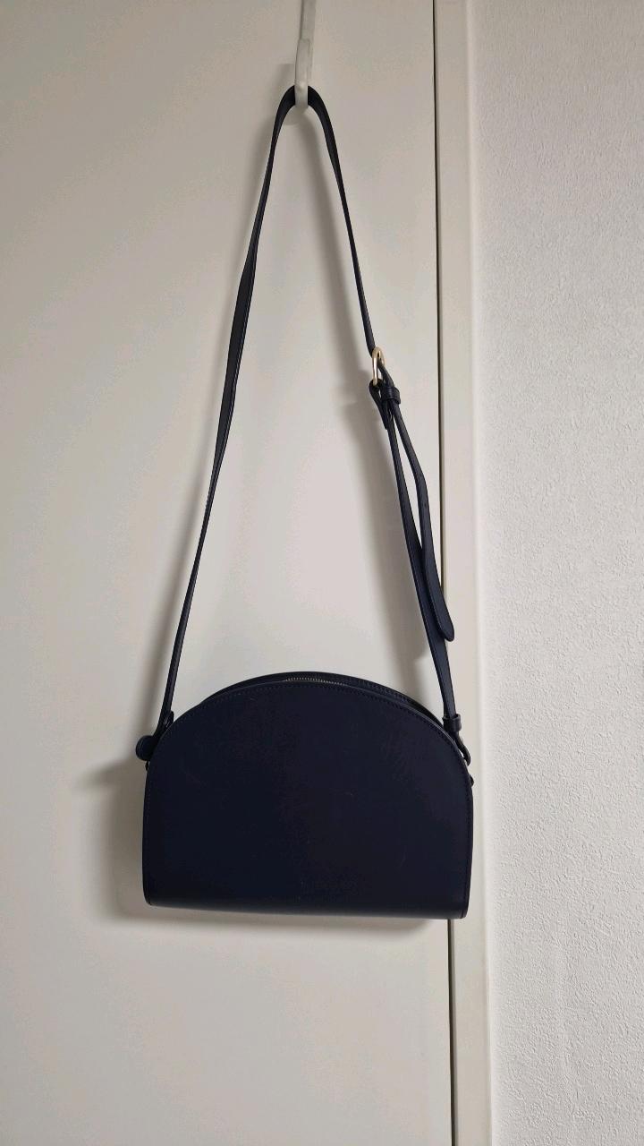 A.P.C. 아페쎄 하프문 숄더백 네이비 4
