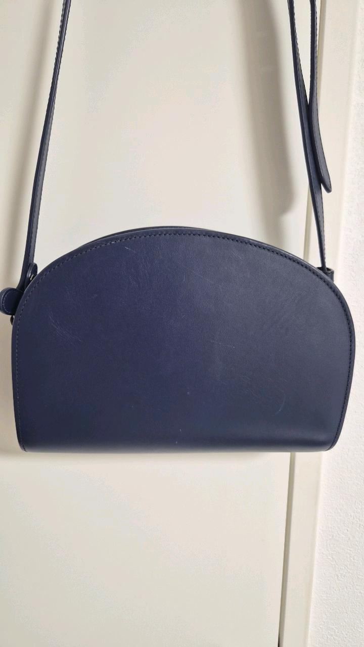 A.P.C. 아페쎄 하프문 숄더백 네이비 3