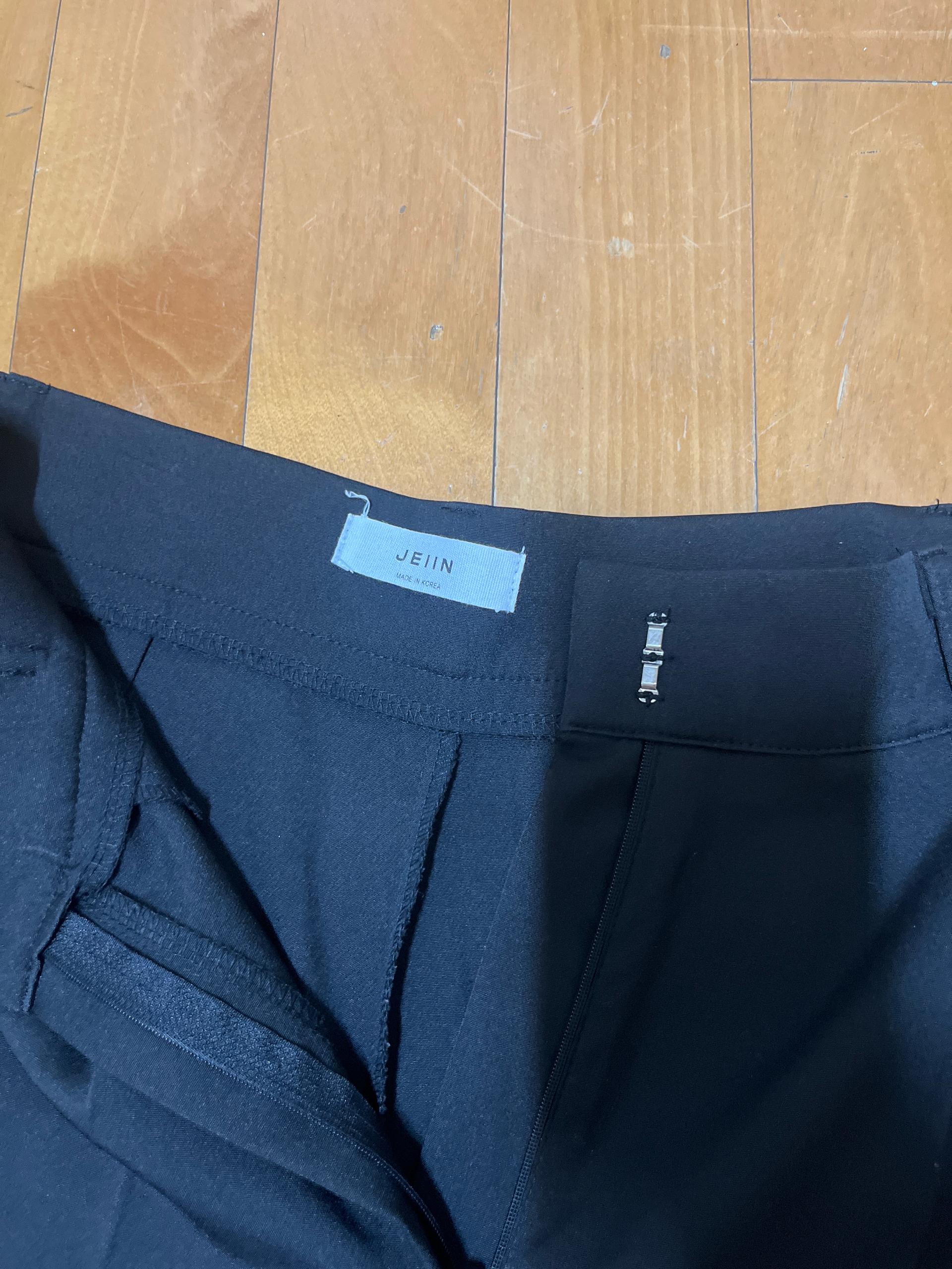 제인 블랙 핀턱 벨티드 하프 팬츠 3