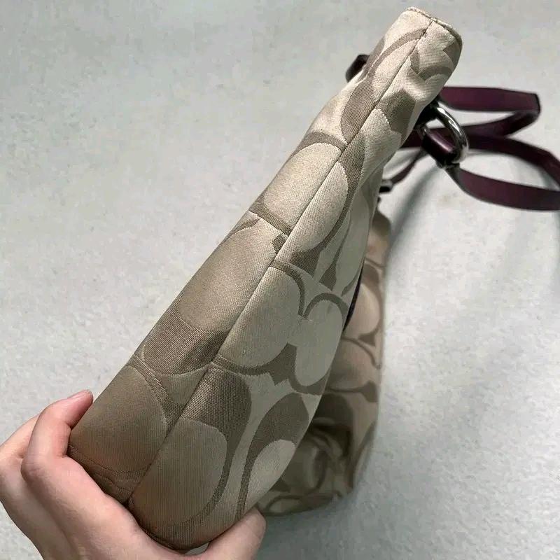 COACH 시그니처 벨 캐리올 숄더백 6