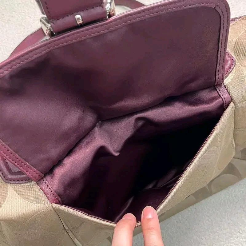 COACH 시그니처 벨 캐리올 숄더백 8