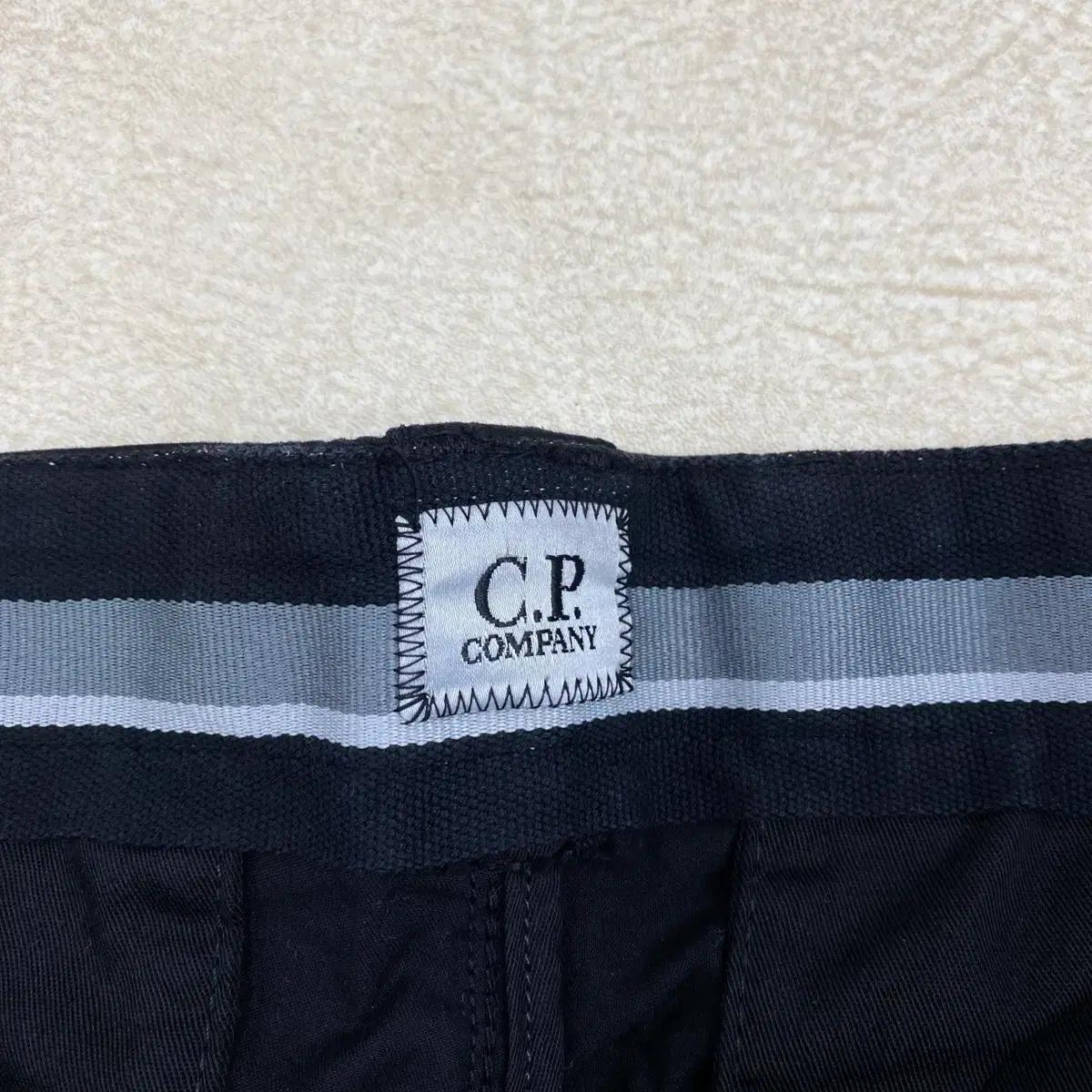 C.P 컴퍼니 렌즈 포켓 카고 하프 팬츠 (36) 7