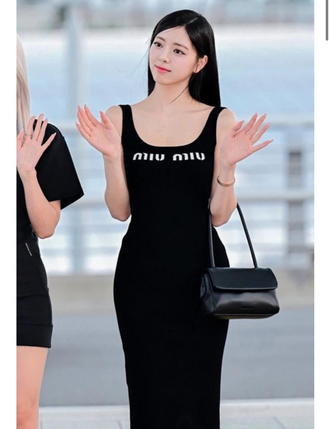 정품 미우미우 블랙 로고 나시 원피스 4