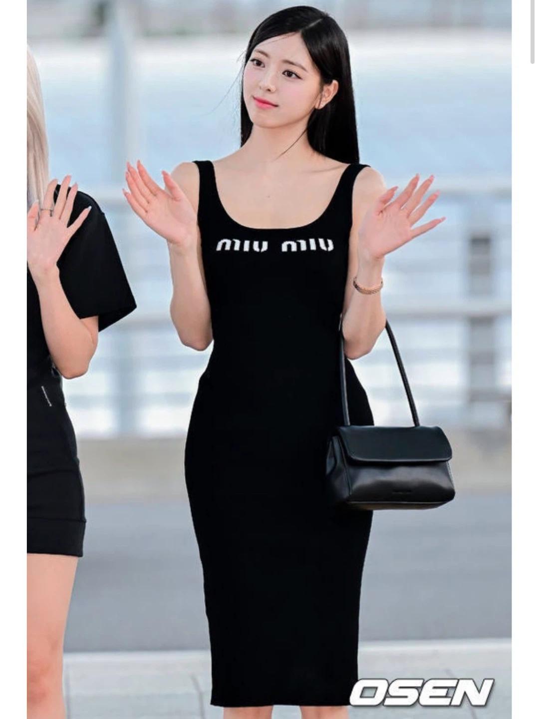 정품 미우미우 블랙 로고 나시 원피스 5