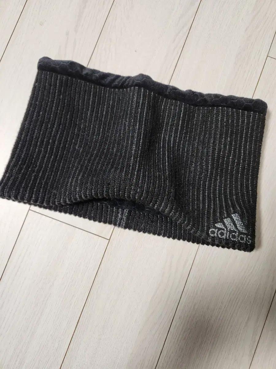 아디다스 넥워머여러 중고사이트에도 같이 판매하고 있어서 삭제되면 팔린 2