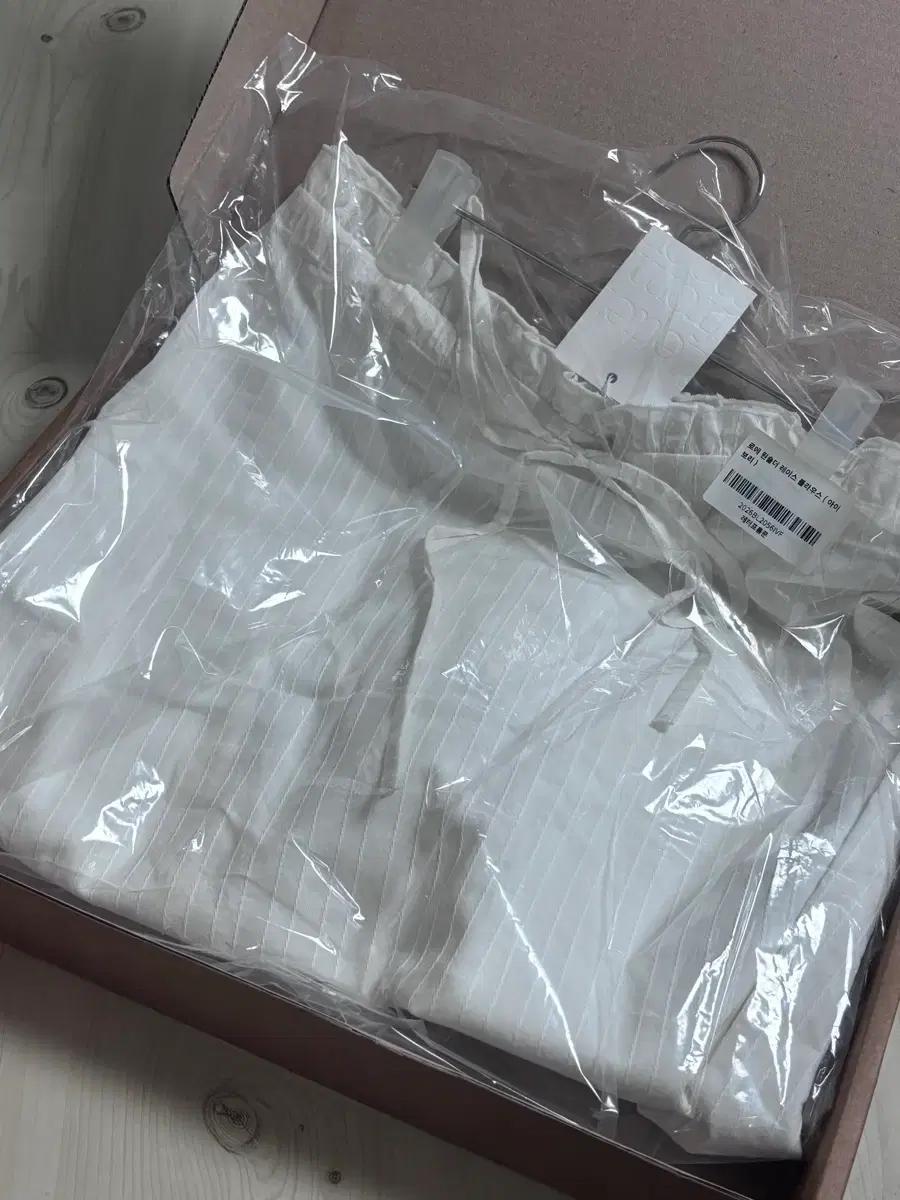 (새상품)레터프롬문 로에 원숄더 레이스 블라우스 아이보리 5