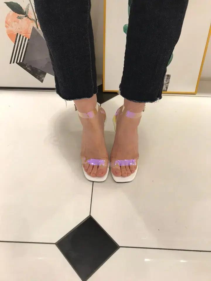 #935 청키 스틸레토 9cm 홀로스트랩 크리스탈 샌들 250 화이트 5