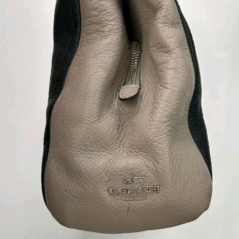 COACH 블랙 베이지 레더 숄더백 5