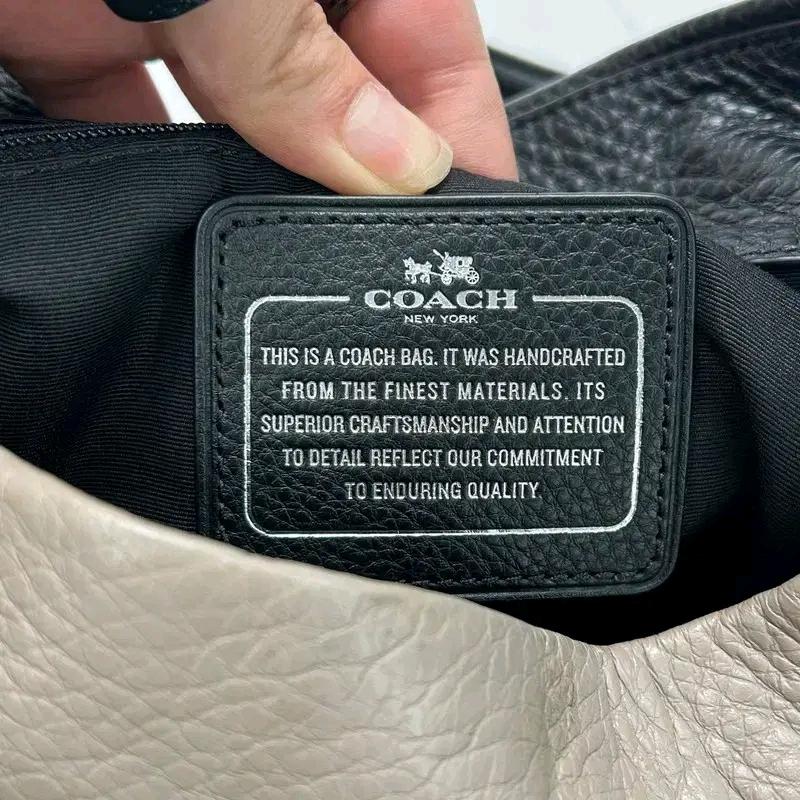 COACH 블랙 베이지 레더 숄더백 9