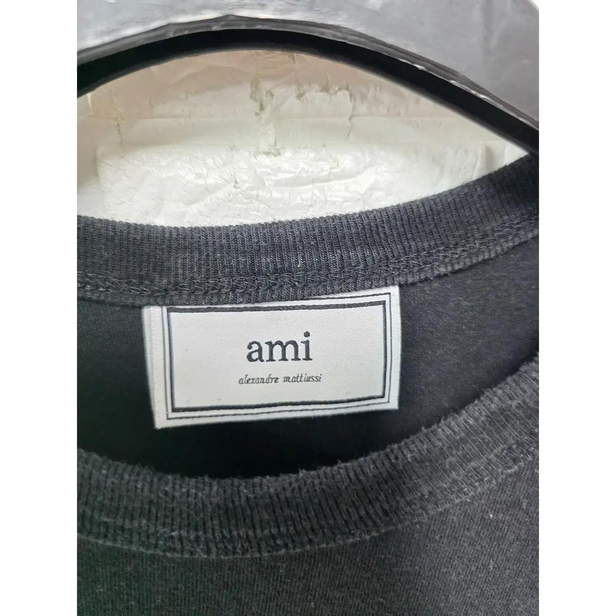 M 아미 AMI 블랙 반팔 티 E133 3
