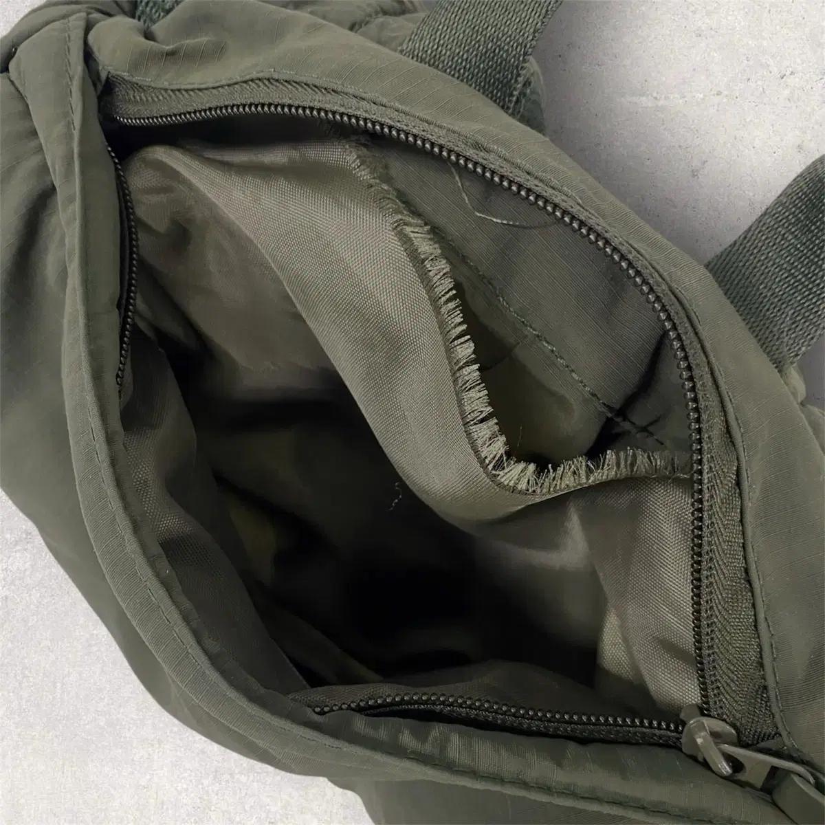 유니클로 멀티포켓 백팩 카키 (B342) 8