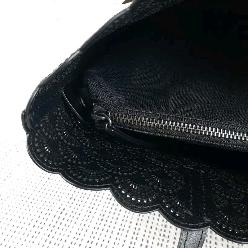제이에스티나 펀칭 가죽 토트백 7