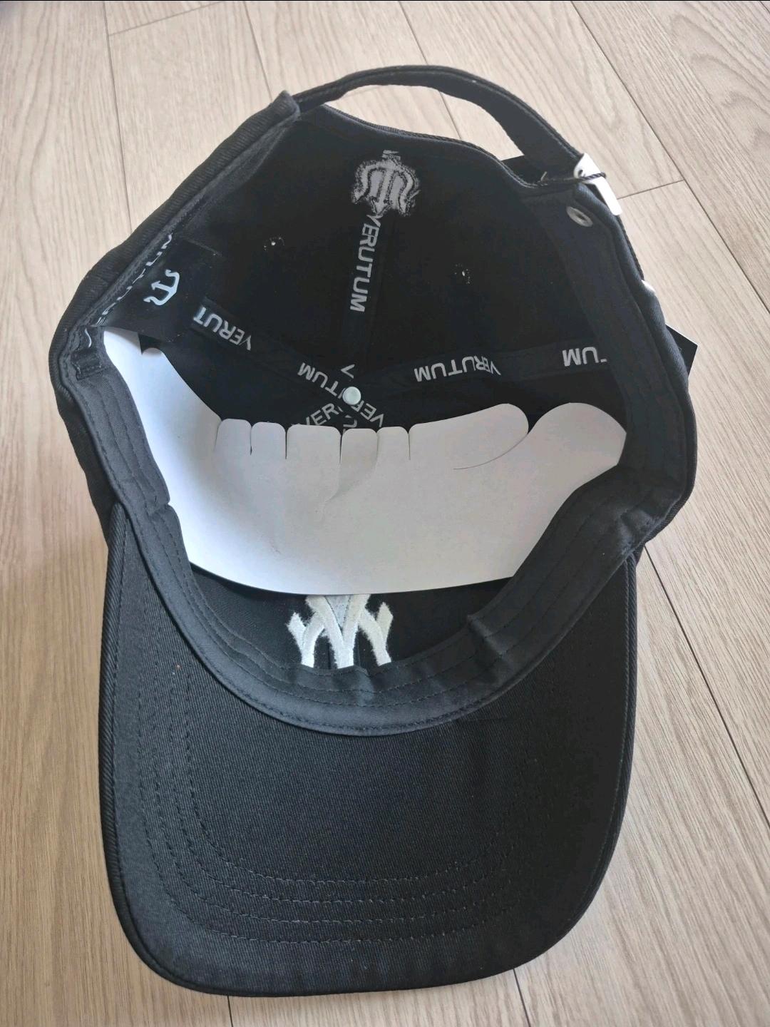 베루툼 로고 자수 블랙 볼캡 5