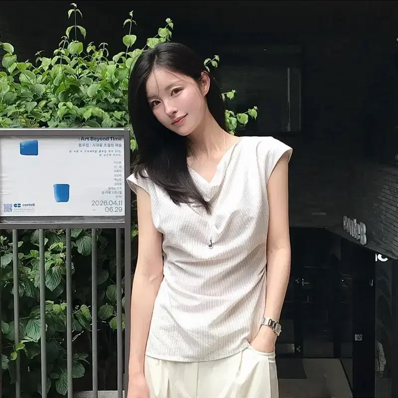 고민영 착용! 온앤온 드레이프 슬리브리스 블라우스 아이보리 S 4