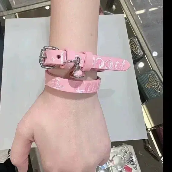미사용 비비안 웨스트우드 핑크 레터링 새턴 팔찌 2