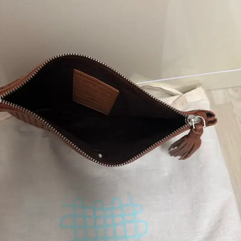 드래곤 디퓨전 가죽 클러치 탄 3