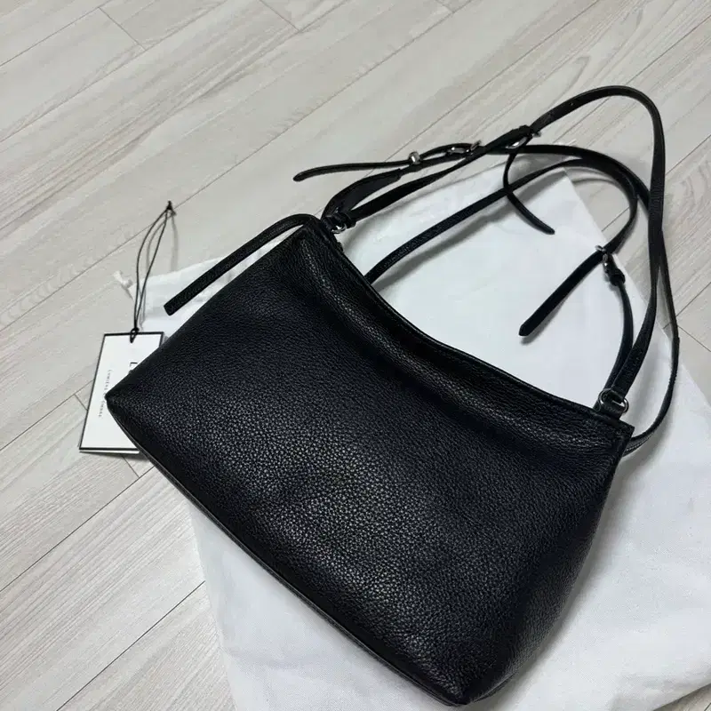 루에브르 바인 숄더백 미디움 블랙 4