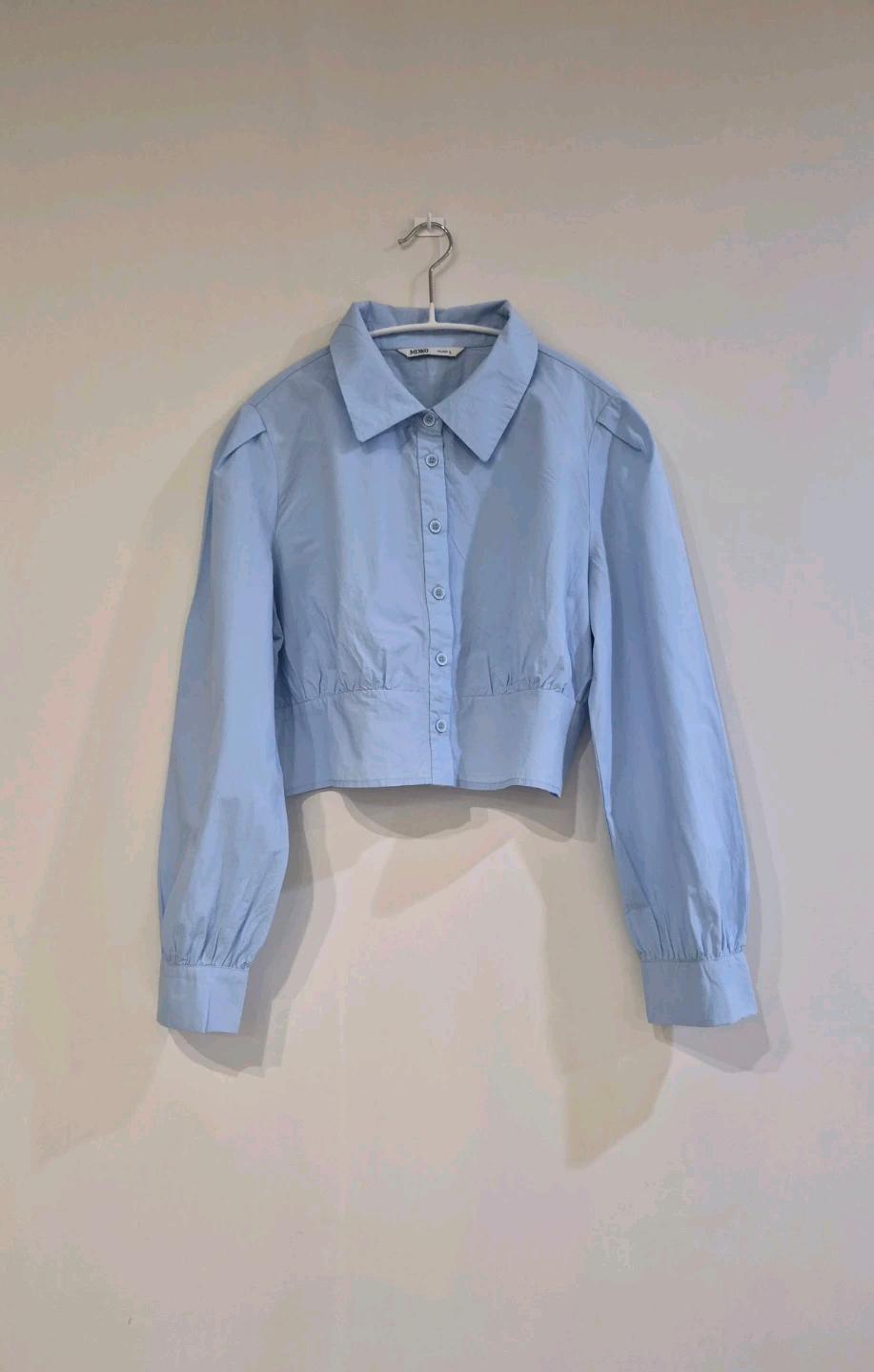 미쏘(MIXXO) 핀턱 셔링 크롭 셔츠 블라우스 (라이트블루) 2