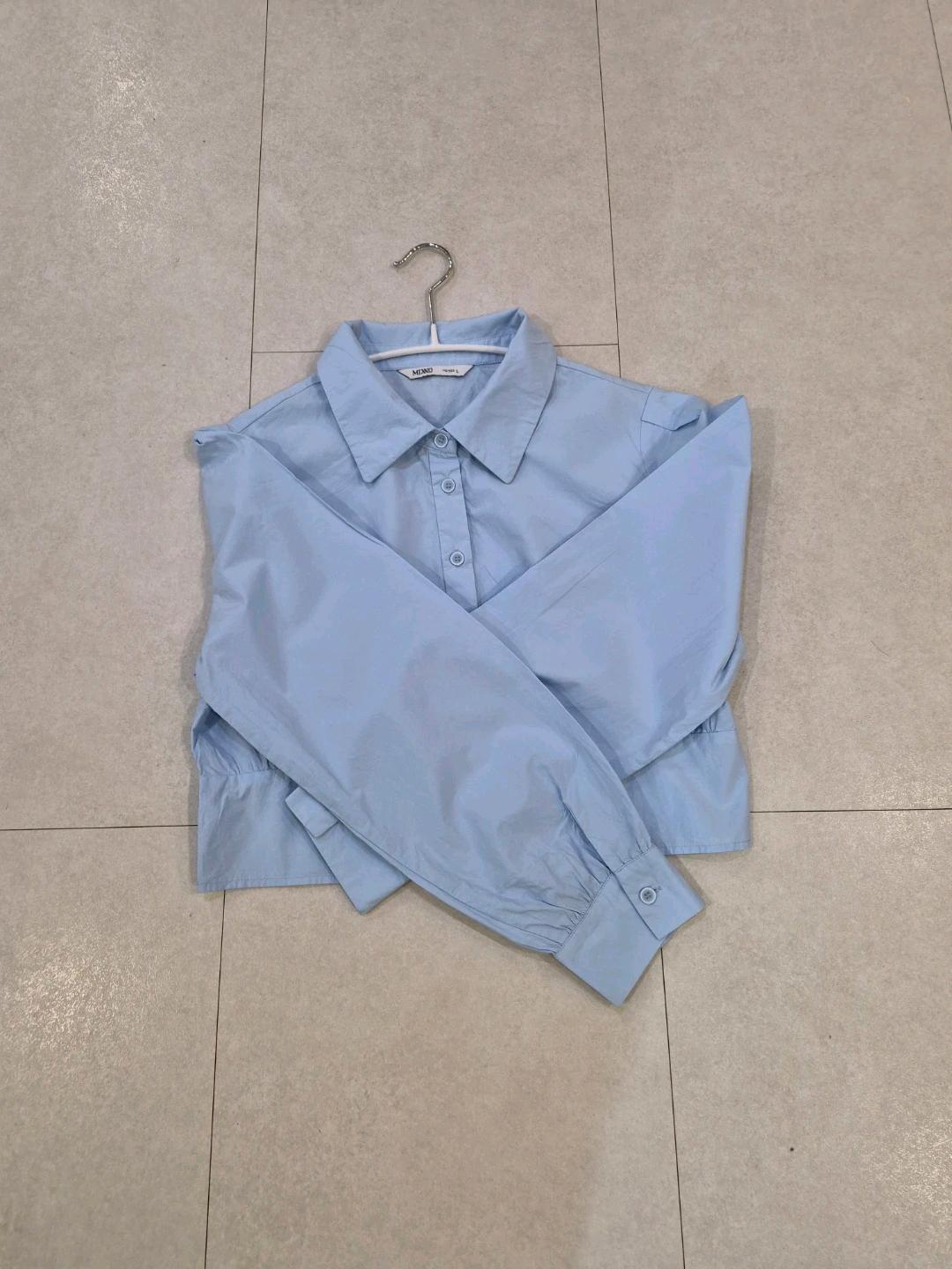 미쏘(MIXXO) 핀턱 셔링 크롭 셔츠 블라우스 (라이트블루) 7