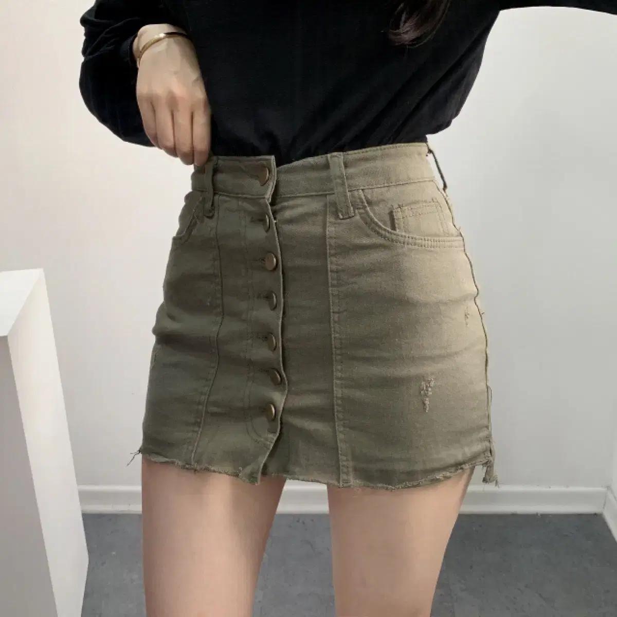 코튼캔디스토어 카키 버튼 미니스커트 새상품 3