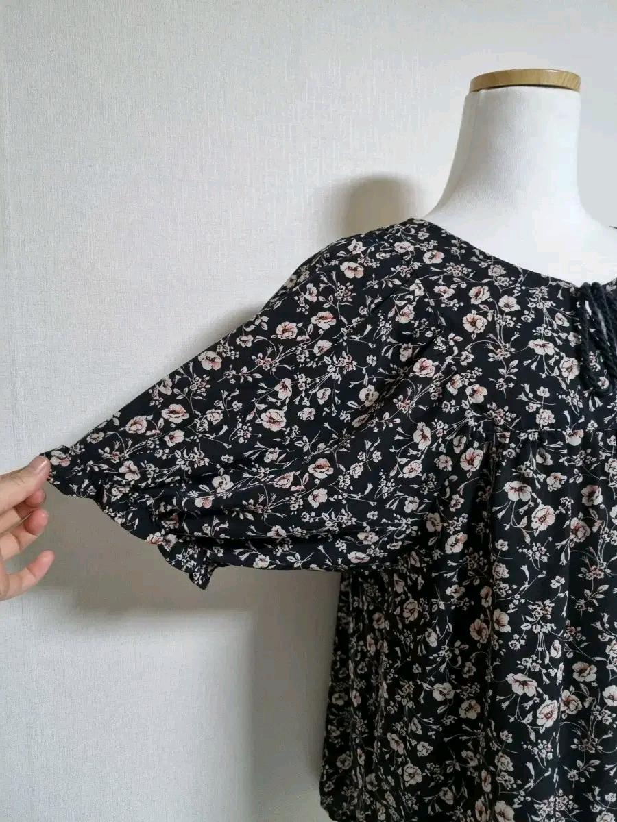 BL330플라워 패턴 블랙 반팔 블라우스 4