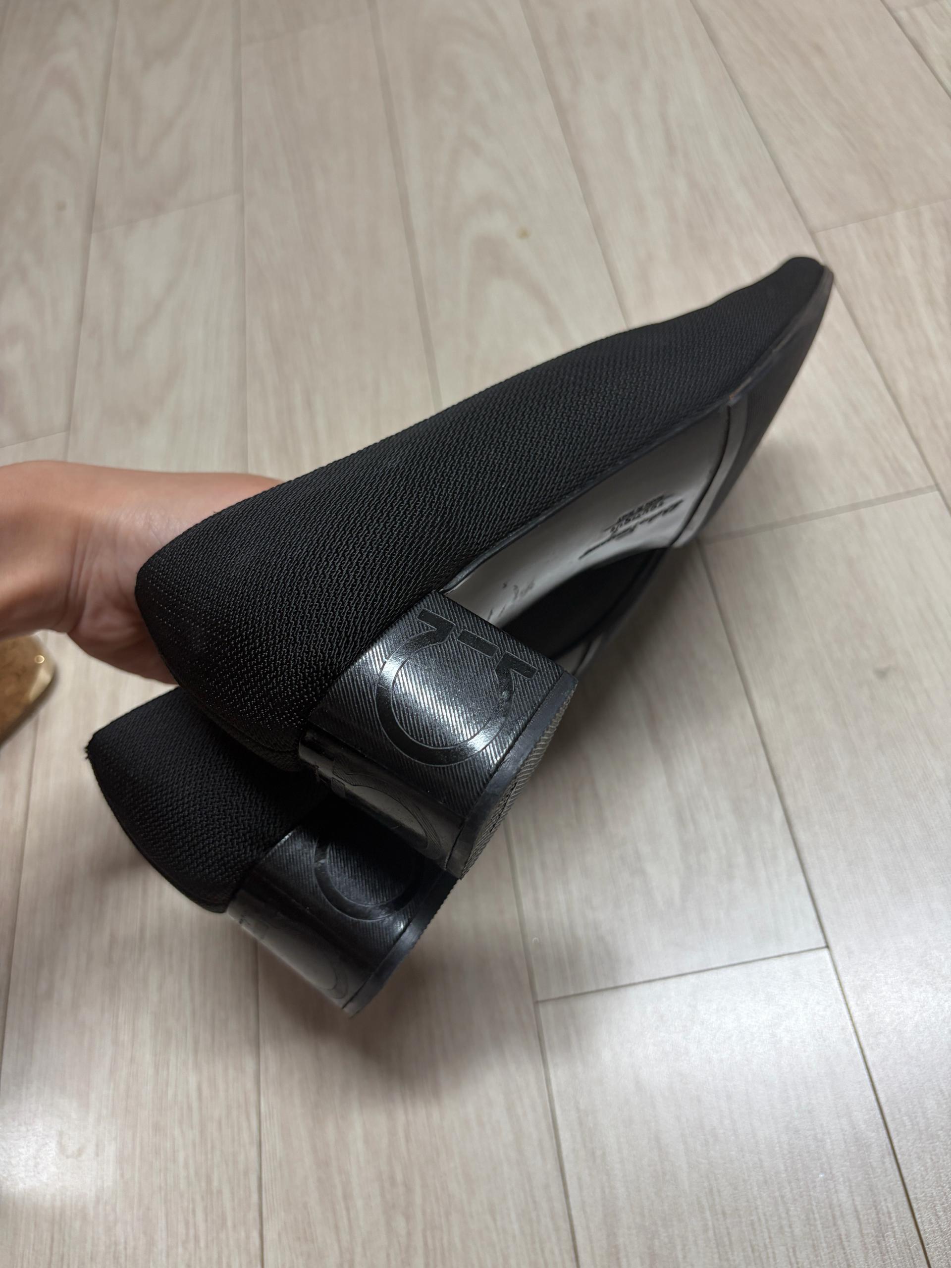  페라가모 패브릭 펌프스 힐 블랙 4