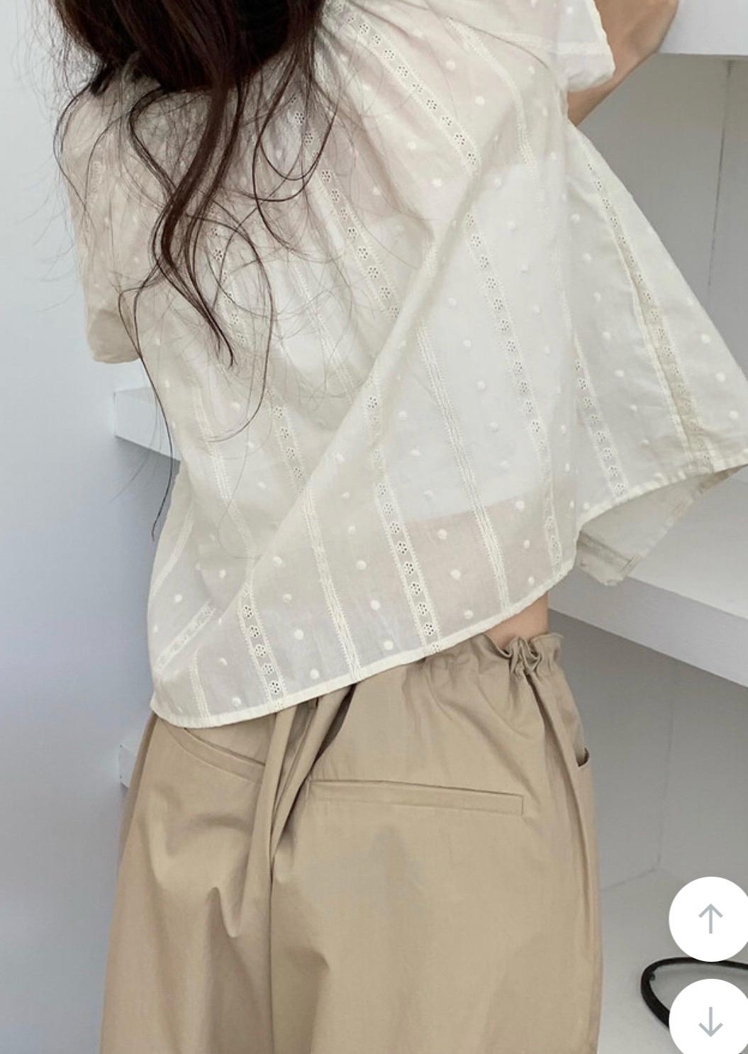 킨다베이지 마가렛트 자수 셔링 블라우스 3