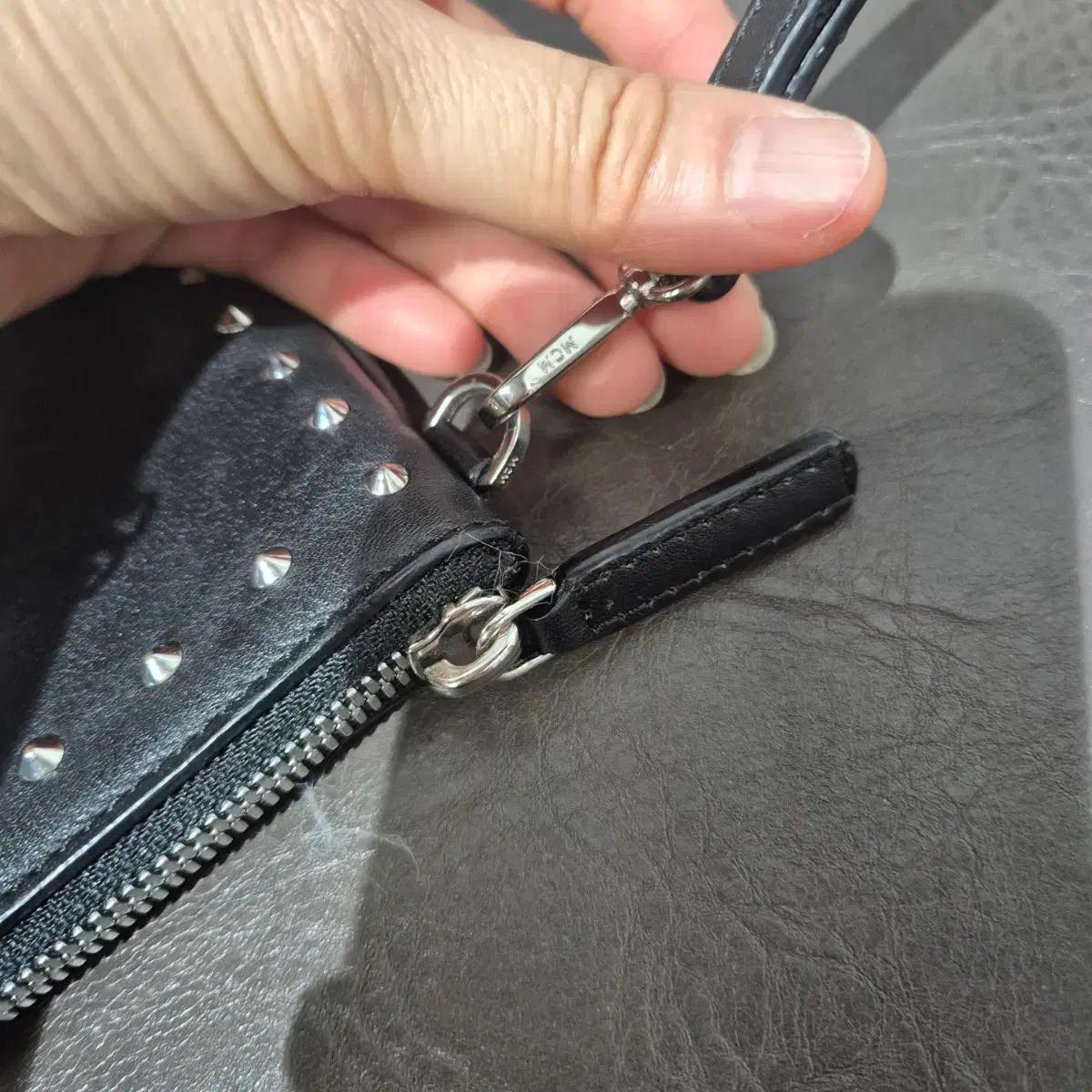 MCM 로봇 스터드 클러치 블랙 5