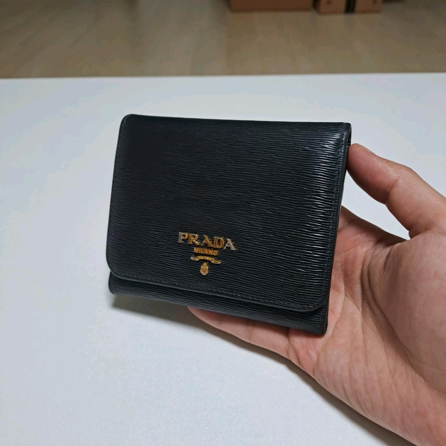 [100%/정품] 프라다 비텔로 메탈로고 반지갑 블랙, 프라다지갑,프라다반지갑 2