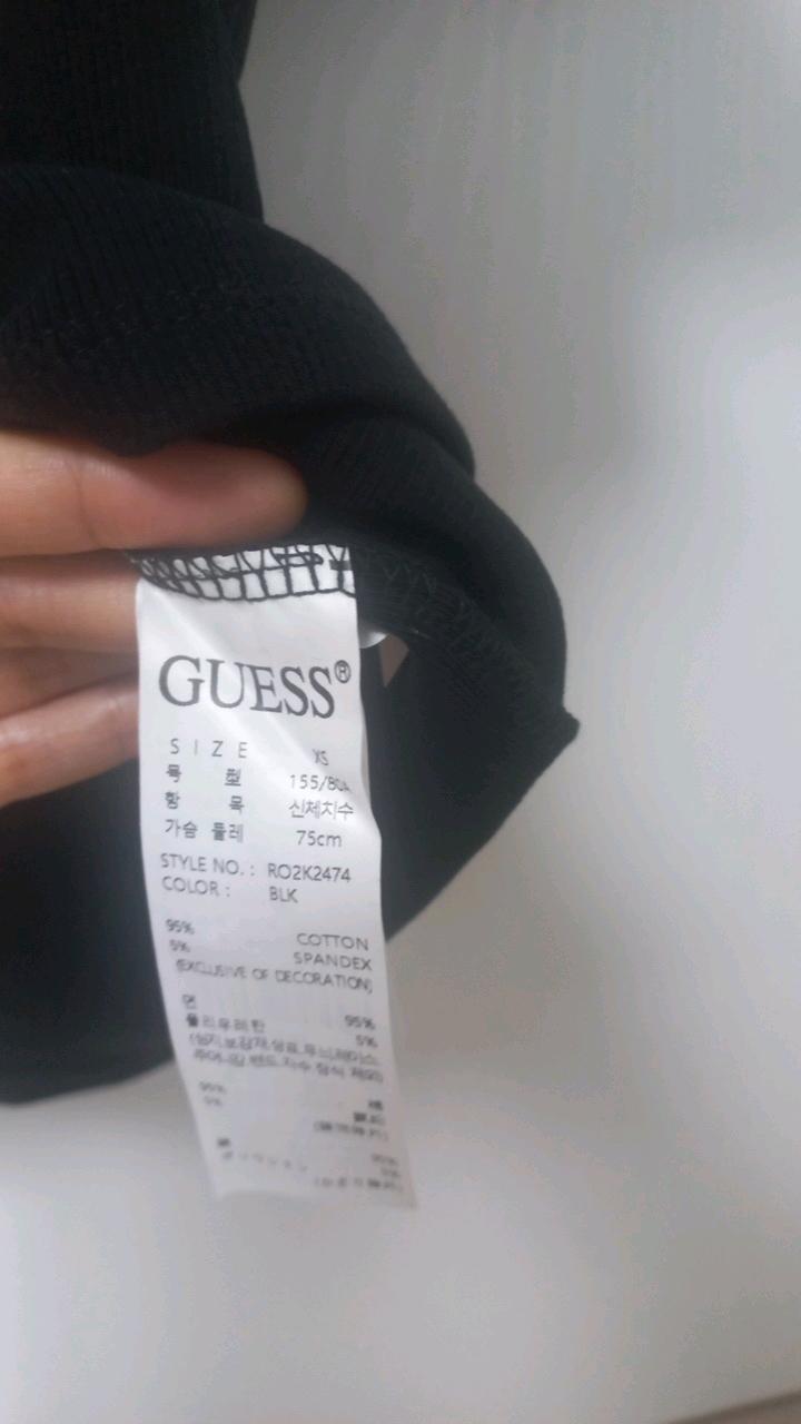 게스 로고 포인트 반팔 티셔츠 블랙 8