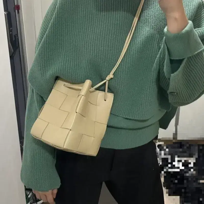 보테가 베네타 카세트 미니 버킷백 8