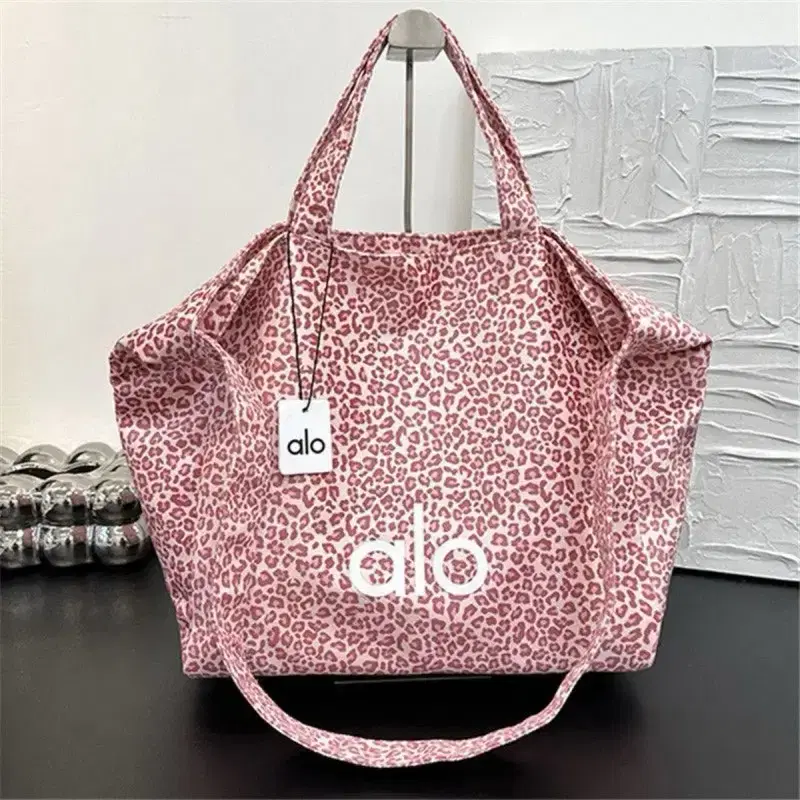 알로 레오파드 숄더백 핑크 alo 2