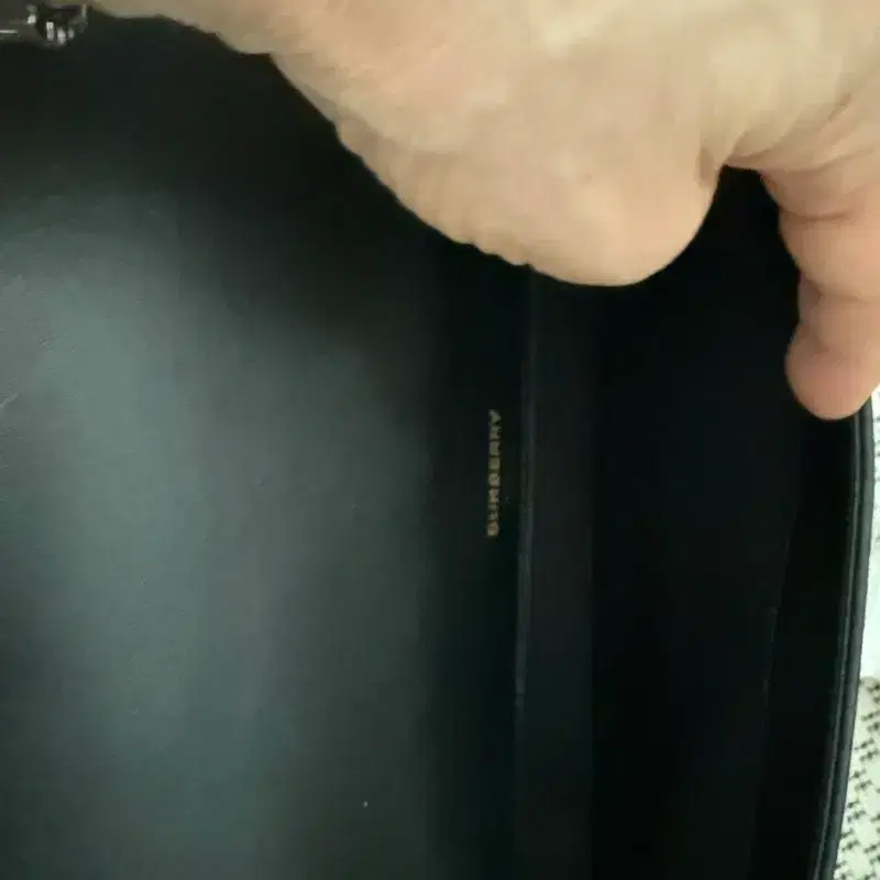 버버리 퀼팅 숄더백 블랙 6