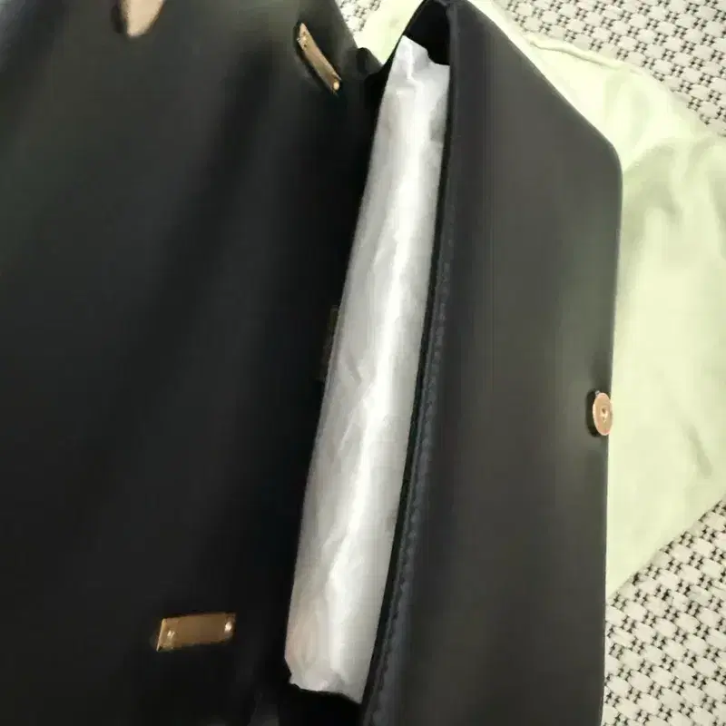 버버리 퀼팅 숄더백 블랙 9