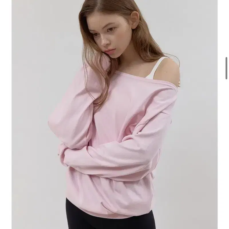 헤더먼트 오프숄더 스웻 탑 베이비핑크 2
