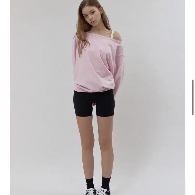 헤더먼트 오프숄더 스웻 탑 베이비핑크 4