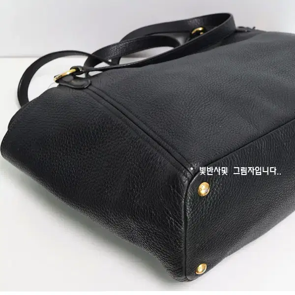 프라다 넉넉한 가죽 숄더백 5