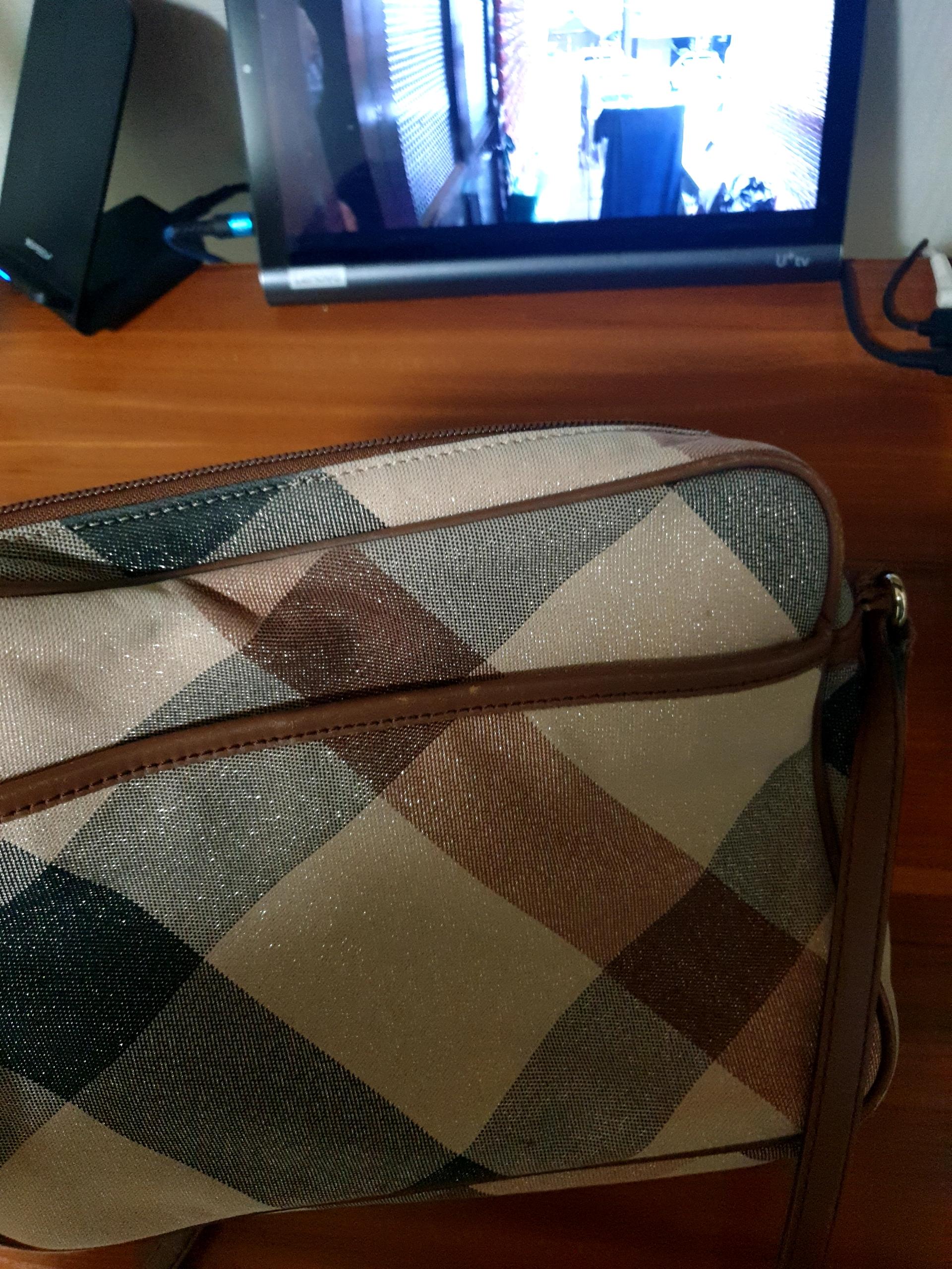 닥스 체크 패턴 크로스백 브라운 4