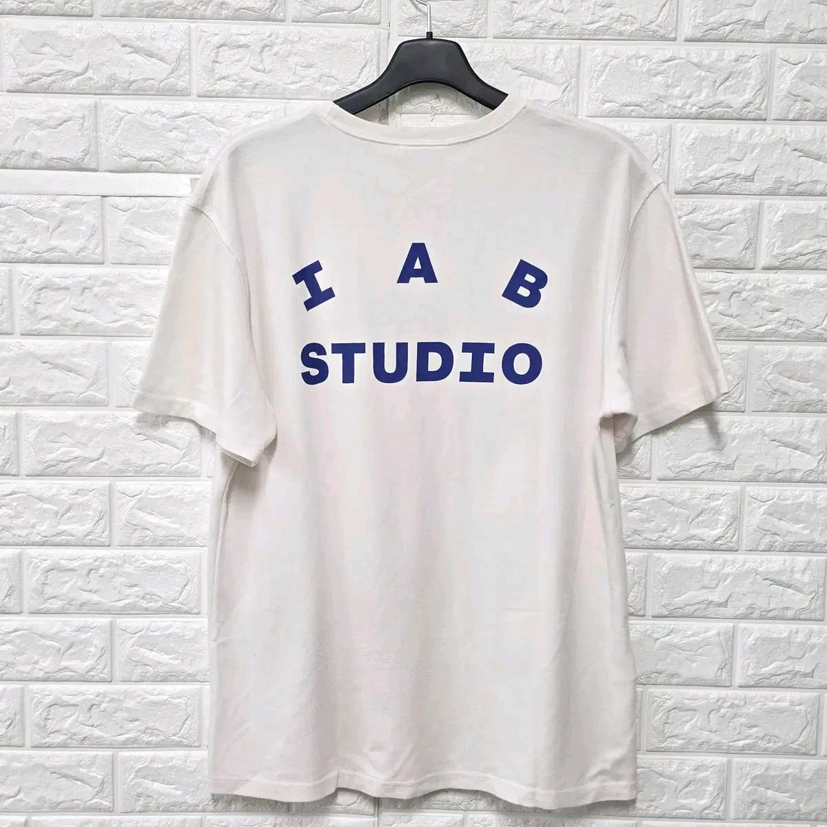 L 아이앱스튜디오 IAB 화이트 반팔 티 E537 5
