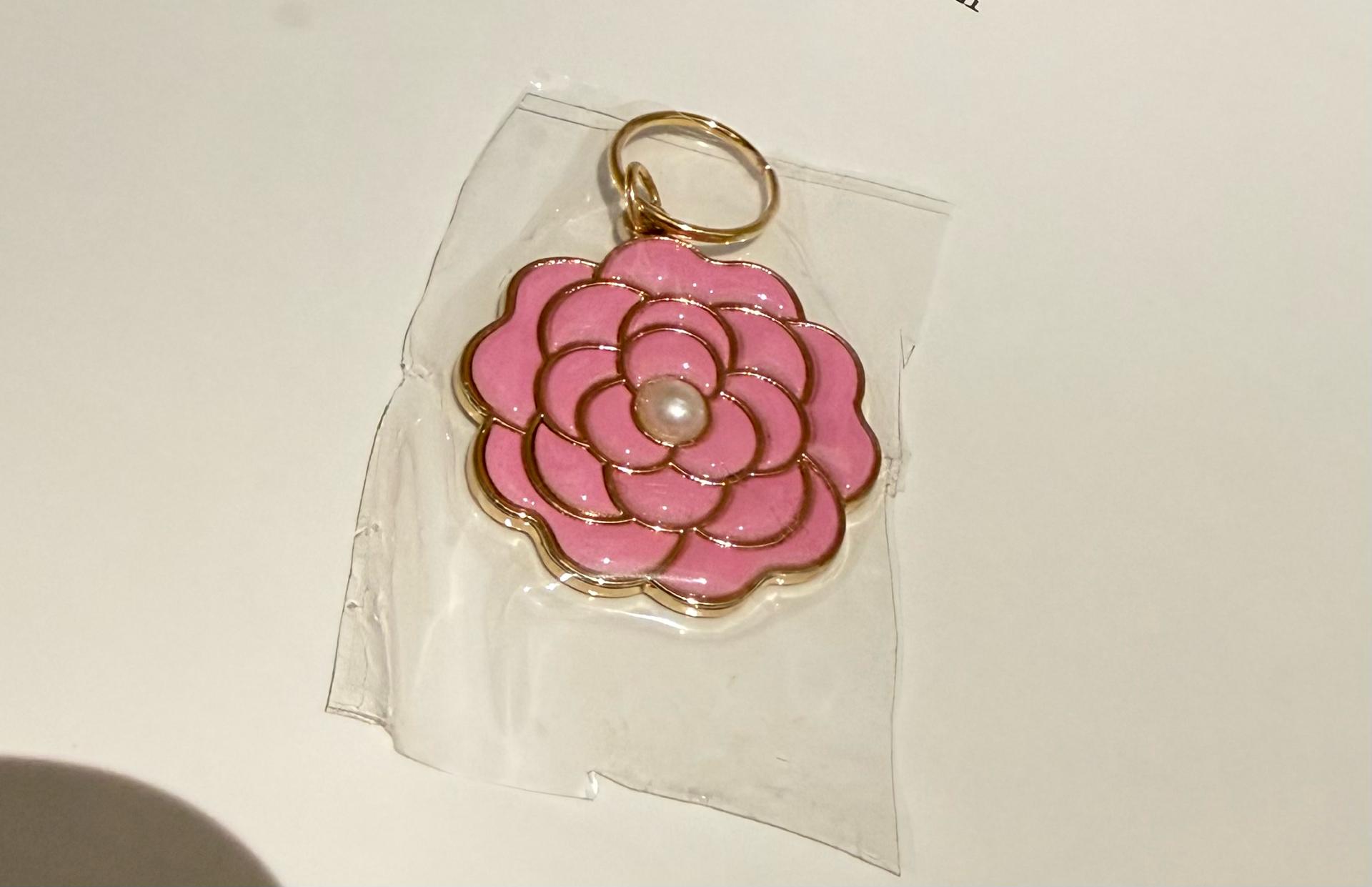 샤넬 핑크 까멜리아 로고 키링 팬던트 2