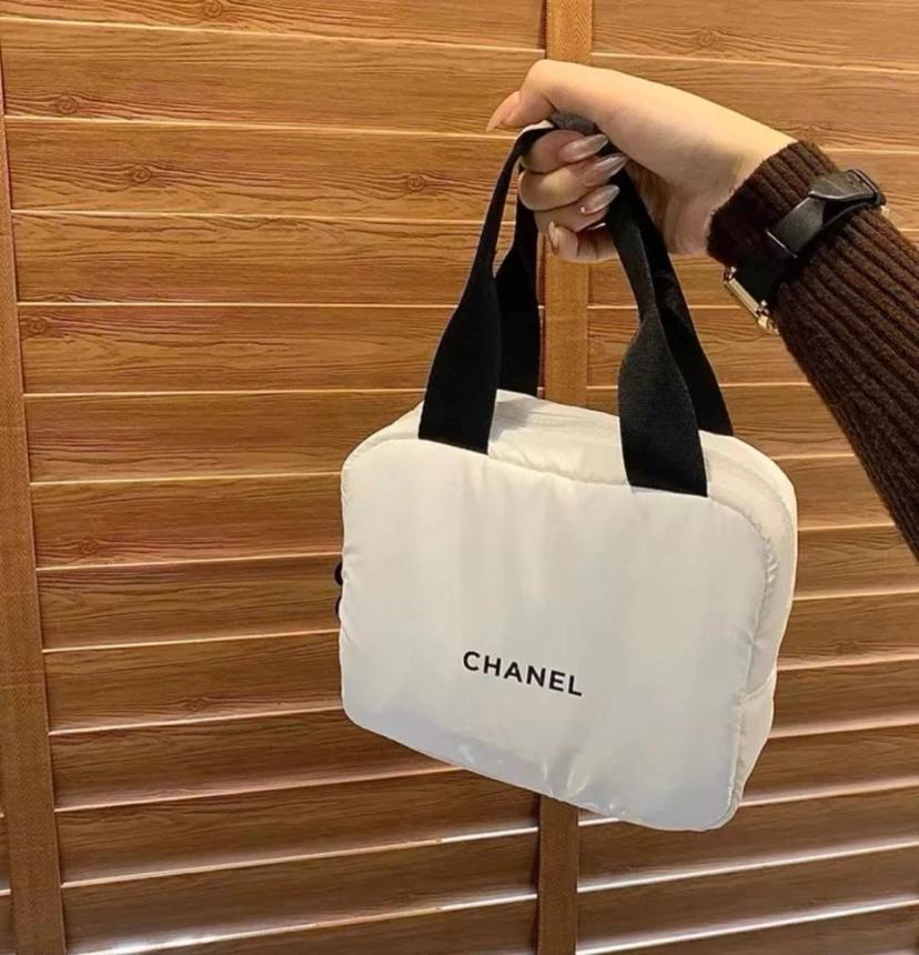 샤넬 뷰티 화이트 파우치 2