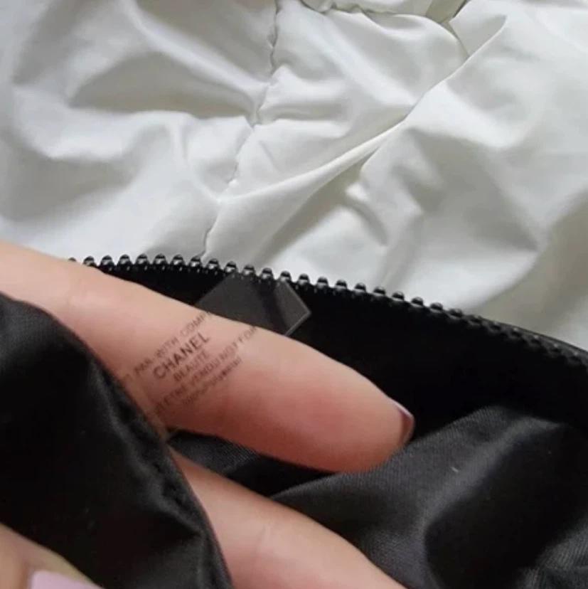 샤넬 뷰티 패딩 파우치 블랙 11