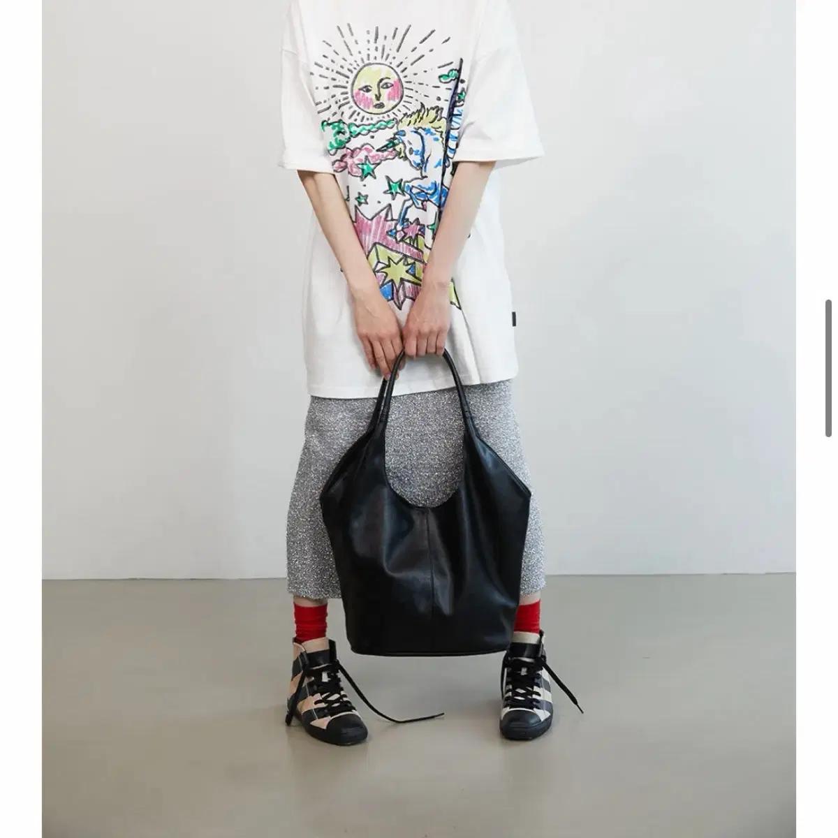 여밈 vase bag 블랙 가방 2