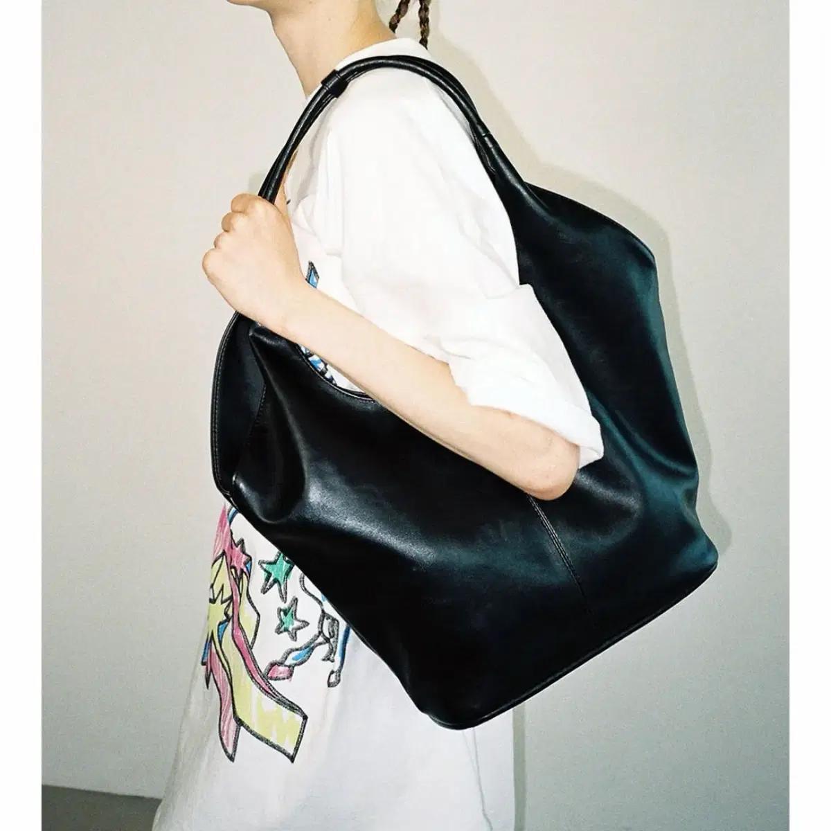 여밈 vase bag 블랙 가방 3